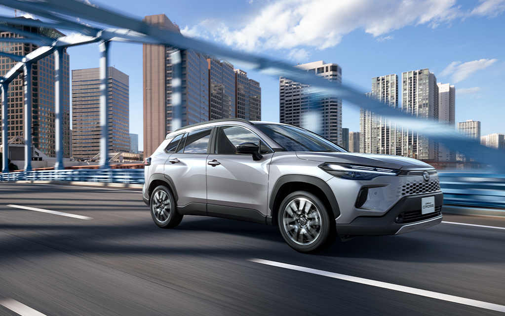 カローラクロス　走行中