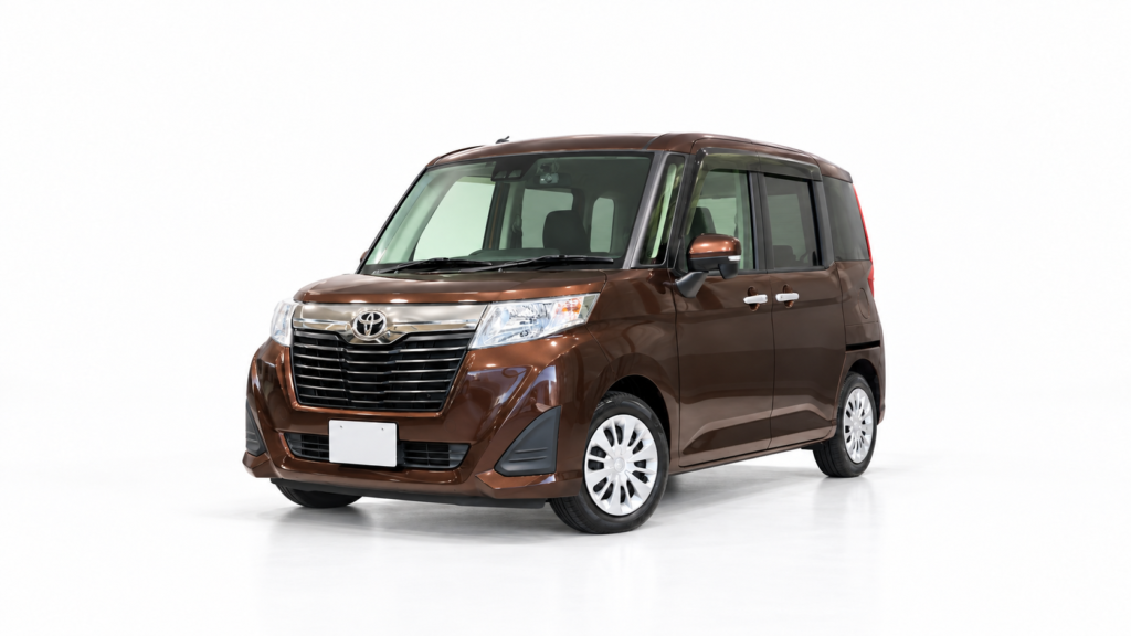 白いスタジオで斜め前から見た、茶色のトヨタ・ルーミーのイメージ画像