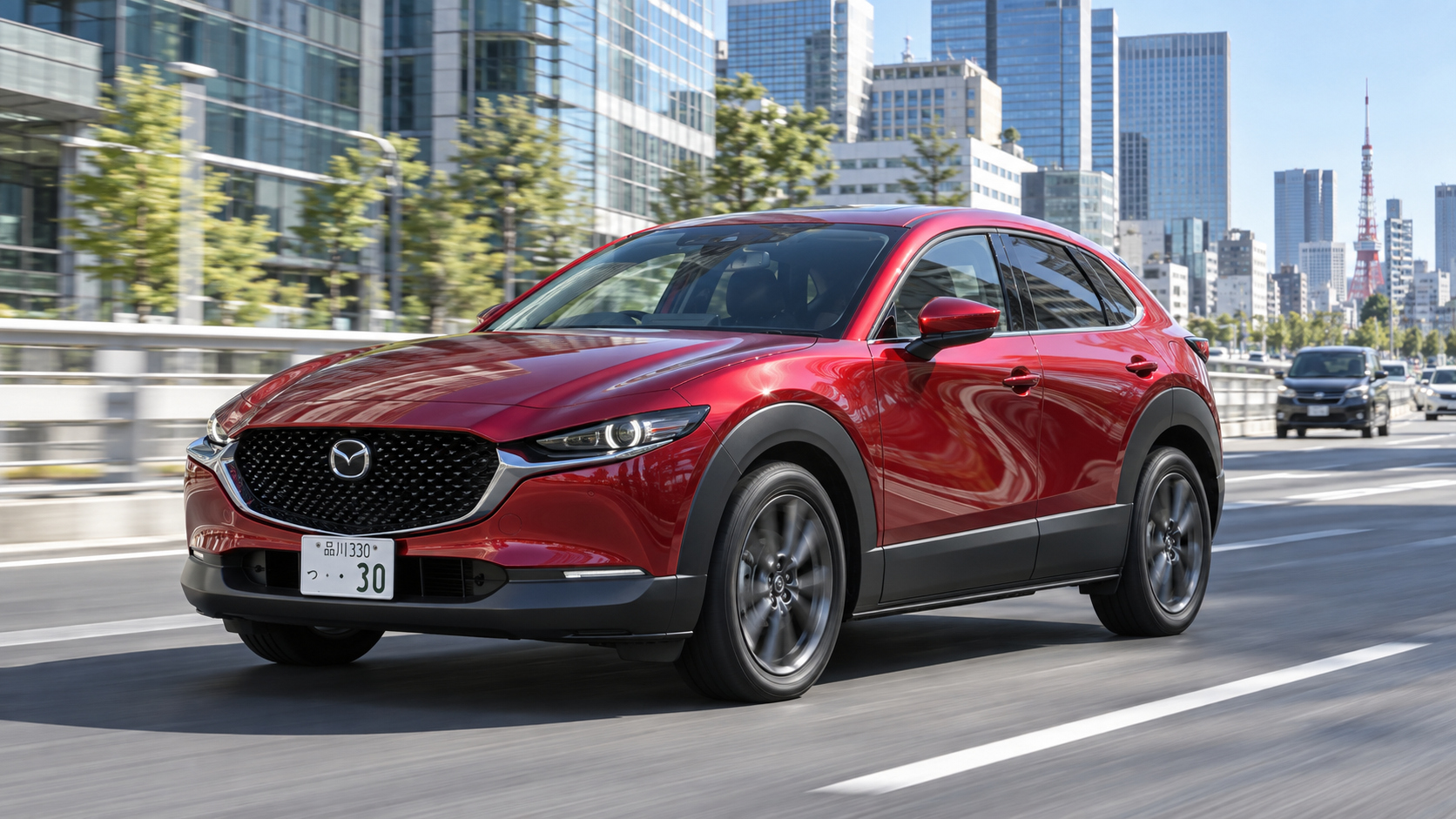 晴れた都心の道路を走行するソウルレッドのマツダCX-30のイメージ画像