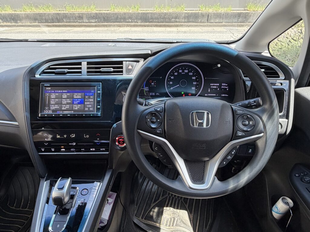ホンダ・シャトル ハイブリッドのハンドルやメーターを含む運転席まわり
