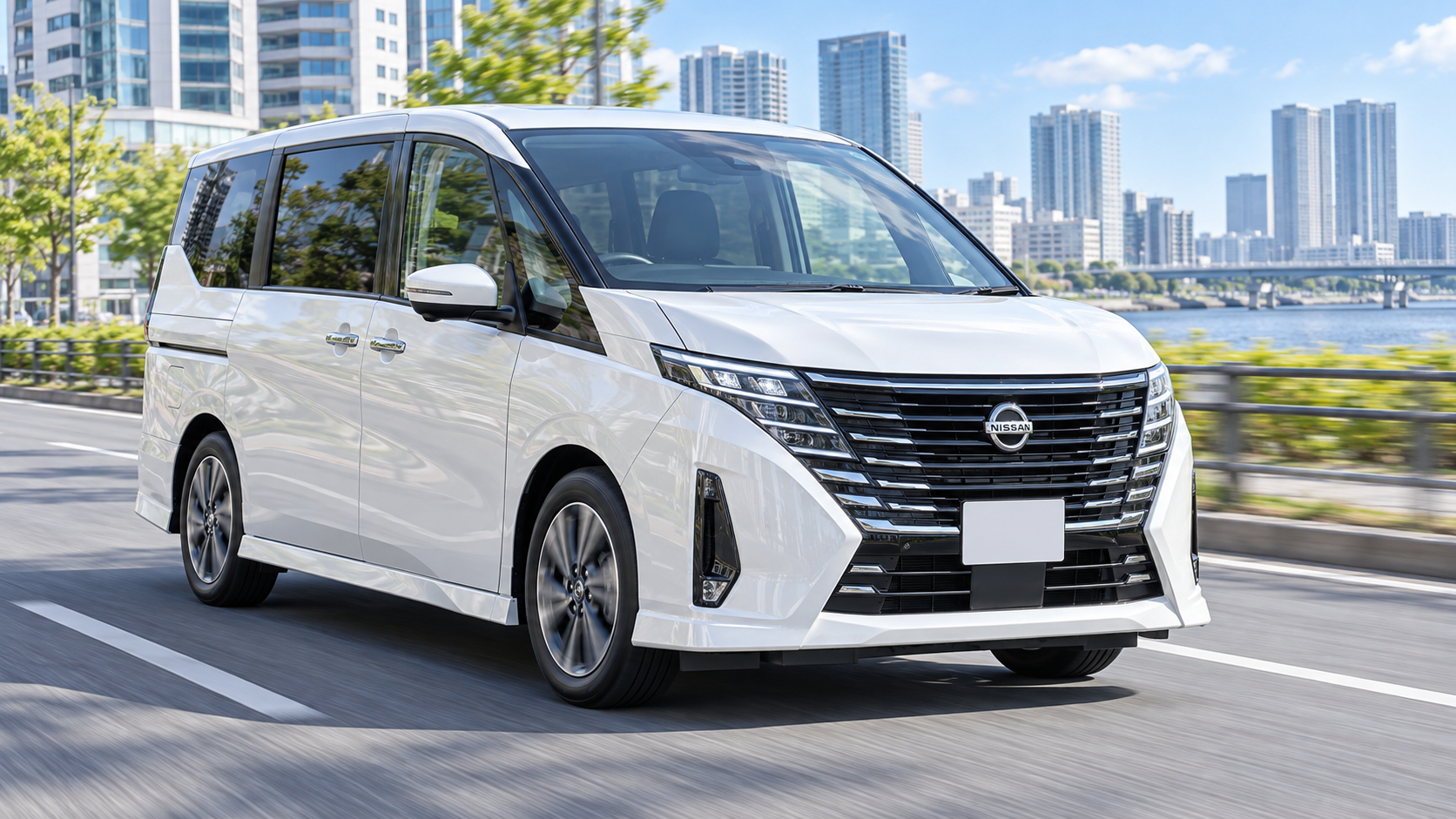 青空の下、高層ビルが並ぶ街中を走行する白い日産セレナC28型のイメージ画像